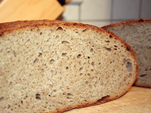 Chleb upieczony z dodatkiem starego chleba w przekroju